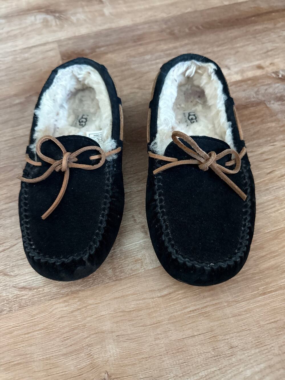 UGG Australia Dakota Black Suede Sheepskin Moccasin Slippers Womens Size 7